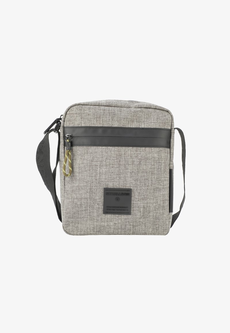 Szara torba na ramię z tkaniny z czarnymi skórzanymi akcentami, regulowanym paskiem, przednią kieszenią na zamek i fakturowaną powierzchnią. Posiada tłoczoną łatę z logo.