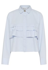 Lichtblauwe cropped blouse met lange mouwen, knoopsluiting aan de voorkant en twee horizontale ruches over de borst. Voorzien van een klassieke kraag.