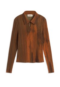 Bruine colbertdas met lange mouwen en verticale strepen, met een sleutelgatdetail bij de hals en een licht gestructureerde oppervlakte.