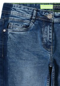 Jeans i denim med en medelhavs tvätt och subtila blekningar; har fem fickor, en metallknappstängning och kontrasterande gula sömmar vid midjan.