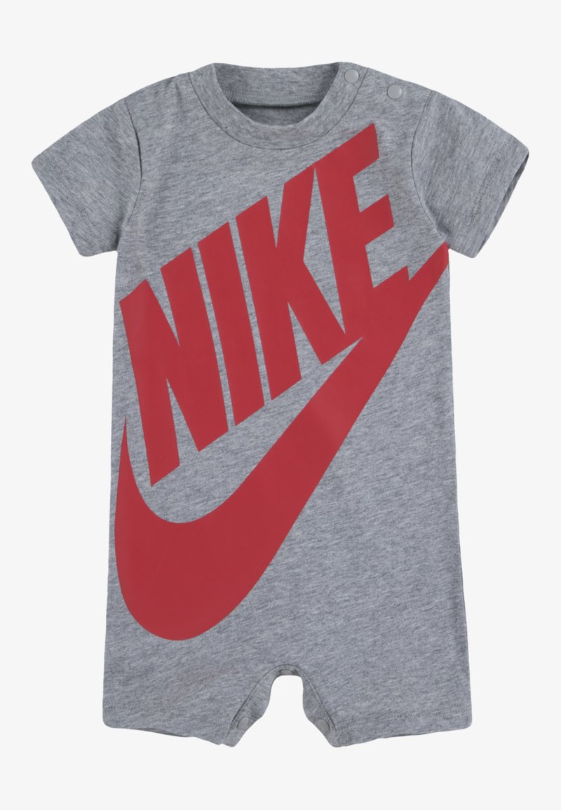 Γκρι βαμβακερό φορμάκι με κοντά μανίκια και στρογγυλή λαιμόκοψη, διακοσμημένο με μεγάλο κόκκινο λογότυπο Nike στο μπροστινό μέρος. Κουμπώματα με τσιμπιδάκια στον ώμο.