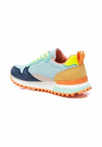 Sneaker multicolore con suede blu e navy, pelle azzurro chiaro e suola in gomma arancione. Accenti giallo neon sul tallone e sui lacci.