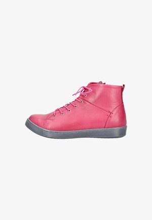 Zapatillas altas de cuero rosa brillante con suela de goma gris, con puntera redonda, cordones en la parte delantera y detalles de costura en los laterales.