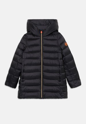 Mustreeritud must talvejope lastele, kapuutsiga, ees lukuga ja oranž ringikujuline logo vasakul varrukal.