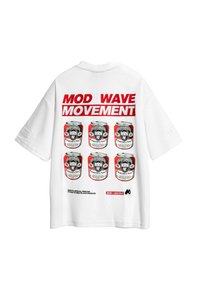 Camiseta blanca de gran tamaño con un diseño gráfico que presenta seis ilustraciones de latas de refresco en rojo y negro y el texto "MOVIMIENTO MOD WAVE" en rojo negrita.