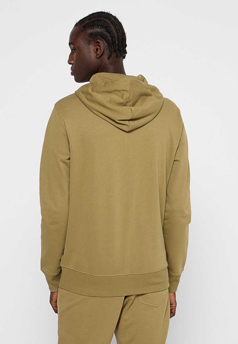 Olivegrüner Hoodie aus weichem Material. Verfügt über eine Kapuze mit Kordelzug sowie gerippte Bündchen und Saum. Wird von hinten mit lockerer Passform gezeigt.