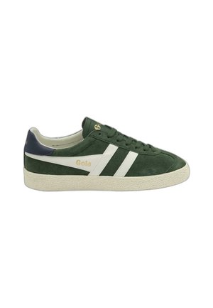 Grüner Wildledersneaker mit weißen Streifen, strukturierten beigen Sohlen und marineblauem Fersenakzent. Mit Gola-Logo an der Seite und auf der Zunge.