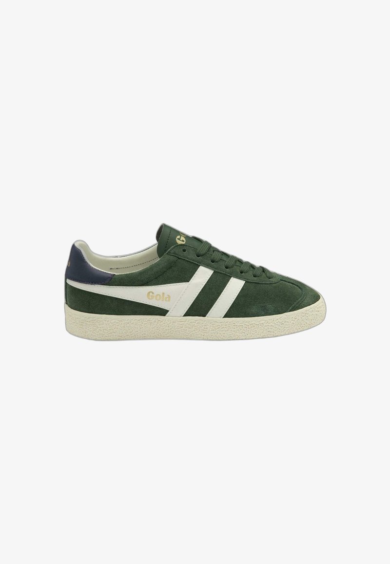 Zapatilla de ante verde con rayas blancas, suela texturizada color beige y acento en el talón navy. Cuenta con el logo de Gola en el lateral y en la lengüeta.