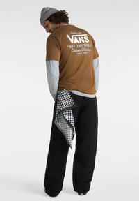 Vans MN HOLDER ST CLASSIC - T-shirt med print - coffee liqueur white