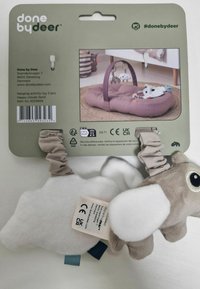 Riputatavad tegevusmänguasjad pehmes plush-kangas. Üks on pilve kujuline, valge värv; teine hall loom. Lisatud elastsed kinnitused.