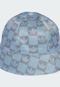 Pălărie de tip bucket de culoare albastră, cu un model în carouri, având pătrate de un albastru închis și un albastru deschis, împodobită cu un design subtil al logo-ului pe tot parcursul său.