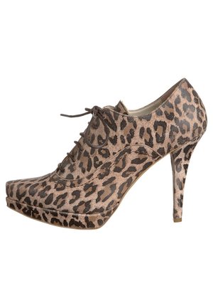 Czarne buty na wysokim obcasie w panterkę z ostro zakończonym noskiem, detalami sznurowania, materiału zamszowego oraz platformą, charakteryzujące się smukłym obcasem typu szpilka.