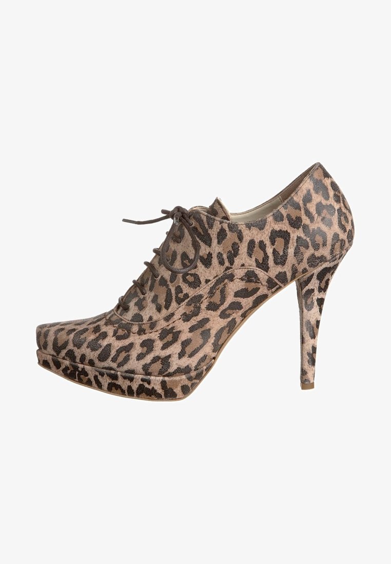 Chaussure à talon haut en imprimé léopard avec un bout pointu, détail de lacets, en daim, et une semelle plateforme, dotée d'un talon aiguille fin.