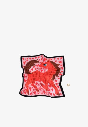 Pañuelo cuadrado con un caballo rojo y melena marrón sobre fondo rosa lleno de corazones rojos, borde negro, al lado de un anillo dorado.