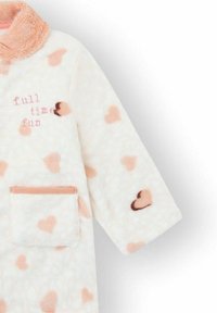 Albornoz de forro polar blanco con patrones de corazones rosas. Cuenta con un cuello suave y bolsillo. El texto dice "diversión a tiempo completo" en bordado rosa.