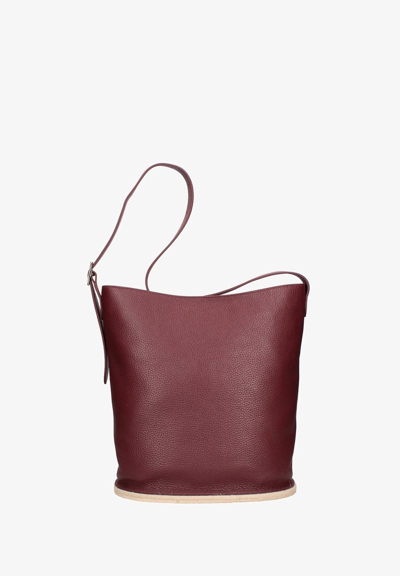 Bordeauxrode leren emmerhandtas met een getextureerde afwerking, een bovenrand en een stevige schouderband. Platte, crèmewitte basisaccent aan de onderkant.