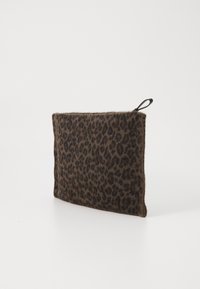 Brun og sort leopardprint blød pung med en løkkeformet sort lynlås på en hvid baggrund.