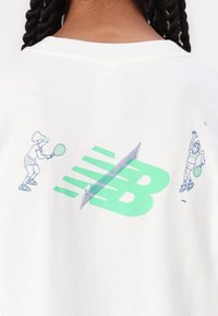 Fehér pulóver, amely két teniszjátékos grafikus ábrázolását és egy menta zöld "NB" logót tartalmaz, vonalrajz stílusban, minimális részletezéssel.