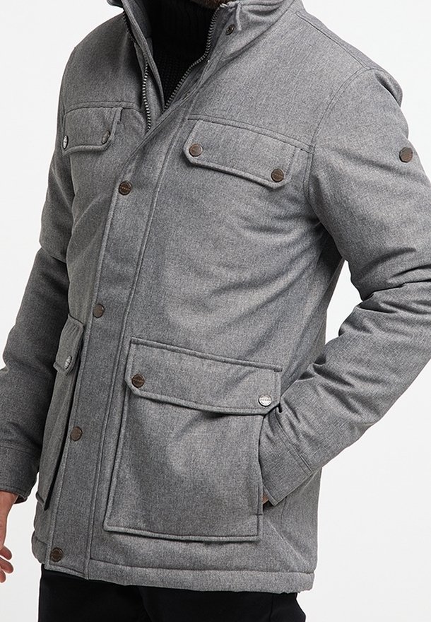 Giacca grigia realizzata in tessuto texturizzato, caratterizzata da una zip frontale, quattro tasche con chiusura a pattina e dettagli con bottoni sulle spalle.