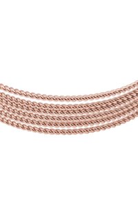 Catene di metallo intrecciate in oro rosa sovrapposte, con una finitura liscia e un design a spirale uniforme. Più filamenti creano profondità e texture.