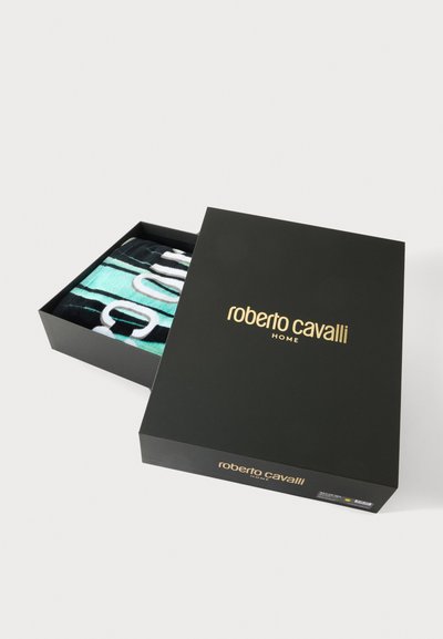 Μαύρο κουτί Roberto Cavalli Home μερικώς ανοιχτό που δείχνει διπλωμένο υφαντό σε τυρκουάζ και μαύρη ρίγα μέσα.