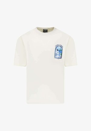 Crème t-shirt met korte mouwen van katoen. Heeft een grafische print op de linkerkant van de borst met blauwe en groene accenten. Rond de halsontwerp.