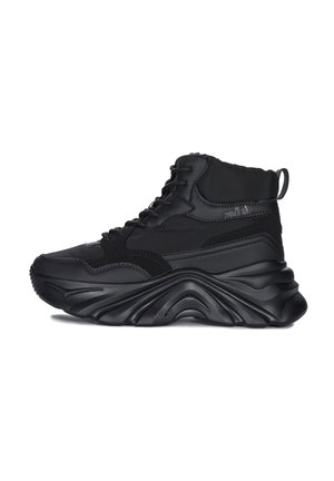 Czarne sneakersy za kostkę wykonane z gładkiego materiału syntetycznego, z teksturowaną, warstwową podeszwą, z sznurowadłami i uchwytem z tyłu.