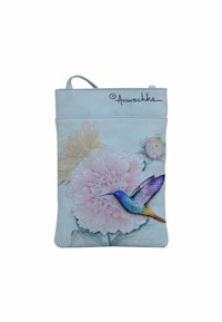 Handtas van lichtblauw leer, met een pioenroos en een kleurrijk, textuurachtig kolibrieontwerp. Handtekening "Amushka" aan de bovenkant.