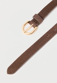 Καφέ σουέντ ζώνη με χρυσή μεταλλική αγκράφα, με απαλή υφή και πολλαπλές τρύπες για ρύθμιση. Το άκρο της είναι μυτερό.