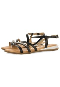 Černé kožené sandály s několika kříženými pásky, pleteným akcentem a béžovou stélkou. Mají plochou podrážku a zapínání na přezku kolem kotníku.