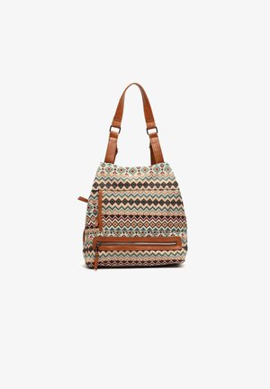 Tote bag met bruine leren banden en meerkleurige geometrische zigzag- en diamantpatronen, voorzien van twee voorvakken met rits.