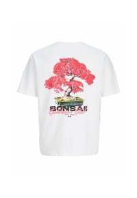 Balta marškinėliai trumpomis rankovėmis, su spalvingu rašiniu, vaizduojančiu raudoną bonsai medelį vazone, o viršuje yra tekstas "Bonsai kultivavimo klubas" juoda ir rožine spalvomis.
