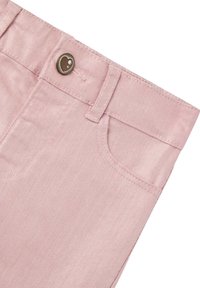 Jasnoróżowe dżinsy z fakturowanej tkaniny, z metalowym guzikiem, szlufkami na pasek i przednimi kieszeniami. Prosty fason bez wzorów.