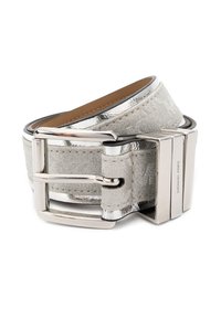 Sølvmetallic læderbælte med en tekstureret finish, der har en elegant sølvspænde med en brandsnitning og polerede detaljer.