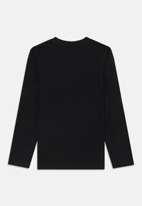 Schwarzes Langarmshirt, aus weicher Baumwolle gefertigt. Verfügt über einen standardmäßigen runden Halsausschnitt und ein schlichtes Design ohne sichtbare Muster oder Grafiken.