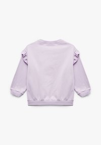 Sudadera de color lavanda con acentos de hombros con volantes, puños acanalados y dobladillo. Textura suave con un diseño clásico de cuello redondo.