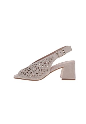 Sandalo slingback in suede beige con ritagli geometrici, dettagli con strass, punta aperta, cinturino regolabile con fibbia e tacco medio a blocco.