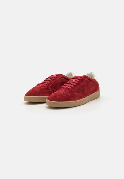 Baskets en daim rouge avec un avant rond, semelle en caoutchouc beige et lacets roses contrastants. Design minimaliste avec une doublure intérieure lisse.