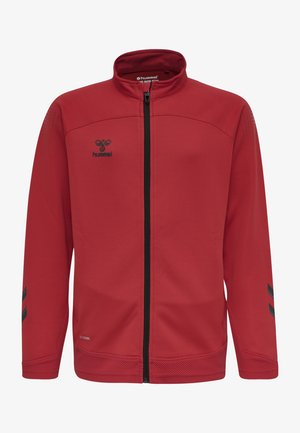 Rote Sportjacke mit hohem Kragen, vollem Reißverschluss, atmungsaktivem Material, Netzstruktur und schwarzem Logo. Mit schwarzen Akzenten an den Ärmeln.