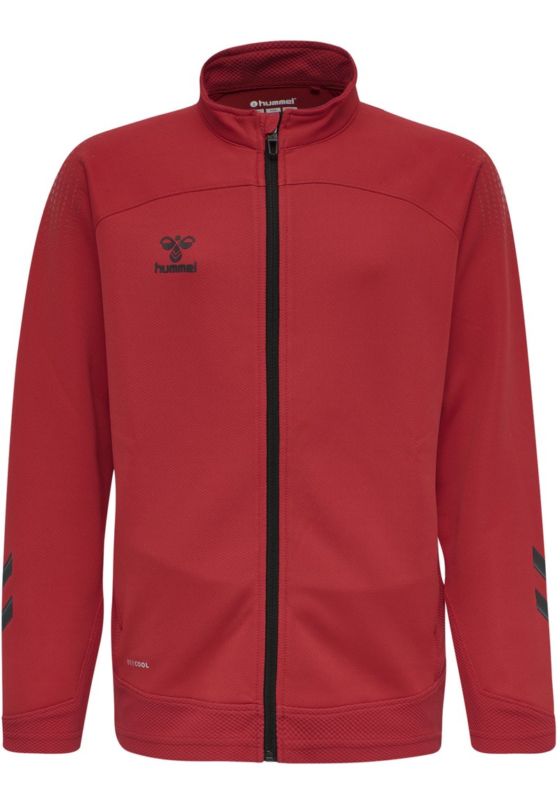 Rote Sportjacke mit hohem Kragen, vollem Reißverschluss, atmungsaktivem Material, Netzstruktur und schwarzem Logo. Mit schwarzen Akzenten an den Ärmeln.