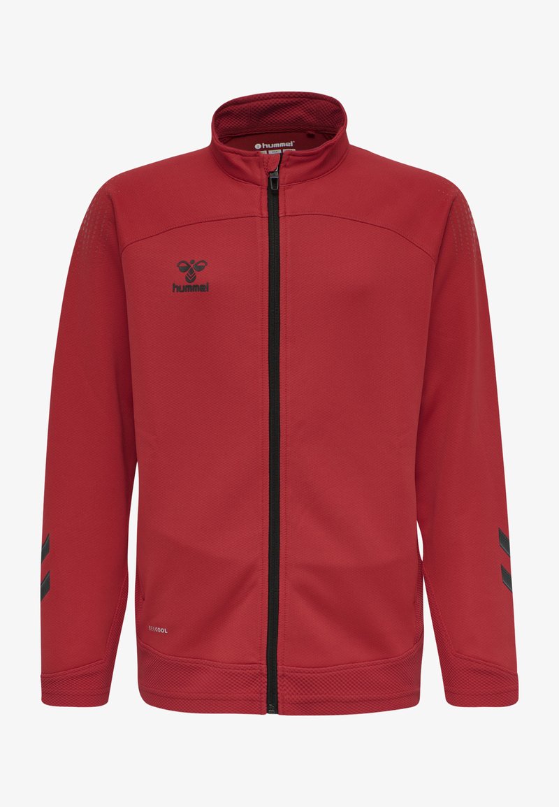 Rød sportjakke med høj krave, fuld lynlås, åndbart stof, mesh-struktur og sort logo. Har sorte detaljer på ærmerne.