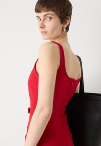 MARCIANO BY GUESS GWEN SLEEVELESS SHORT DRESS - Jerseykleid - samba red vibes