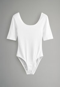 Valkoinen ribattu bodysuit, jossa on lyhyet hihat, pyöreä kaula-aukko ja nepparia alaosassa. Sileä pinta, tiukka muotoilu.