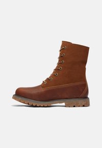 Braune Leder- und Wildleder-Wanderschuhe mit sechs Messingösen, gepolstertem Kragen und strapazierfähiger Gummisohle. Verfügt über ein klassisches Schnürdesign.