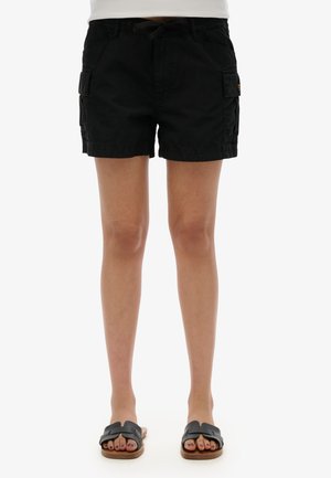 Pantaloni cargo neri con vita regolabile, con tasche laterali e una vestibilità comoda, abbinati a ciabatte nere.