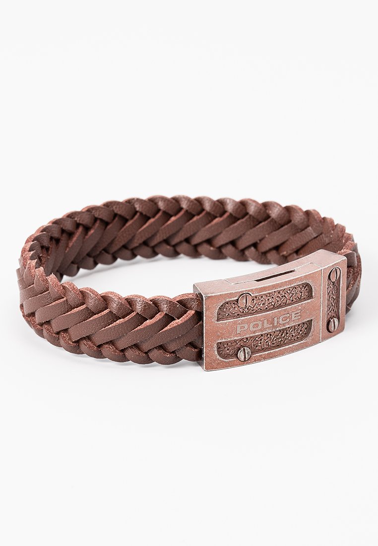 Bracelet en cuir tressé marron avec une boucle en métal texturée rectangulaire gravée du mot "POLICE" et vis décoratives.