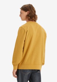 Mosterdgele crewneck sweatshirt van zachte katoen, met ribbels aan de manchetten en zoom, recht gesneden en zonder graphics of patronen.
