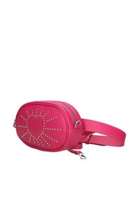Roze nep leren crossbody tas met een ronde vorm, voorzien van een hartontwerp gemaakt van zilveren studs en een ritssluiting.