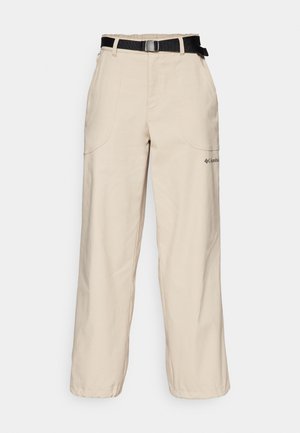 Beżowe spodnie cargo o szerokim kroju, z czarnym regulowanym paskiem, przednimi kieszeniami i subtelnym logo na lewej nodze.