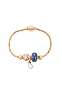 Brățară cu ton de aur, având o bandă texturată și flexibilă. Între caracteristici se numără o perlă albastru închis, un accent circular cu cristal și accesorii decorative.